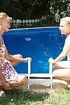两个 旧 和 青少年 女同性恋者 做 出来 在 的 游泳池