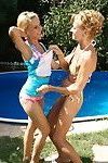 dwa stary i nastolatek lesbijki robi z w w basen