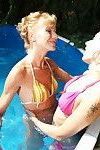 dois Idade e teen lésbicas Fazendo fora no o piscina