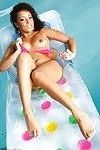 Exotische Brünette in die Pool in Ihr rosa Bikini