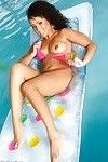 Exotiques Brunette dans l' piscine dans Son rose bikini