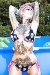 Tatuato bikini placcato sydnee vizioso in bicchieri la diffusione Culo :Da: il piscina