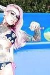 Tätowiert Bikini gekleidet Sydnee Teufelskreis in Brille Verbreitung Arsch :Von: die Pool