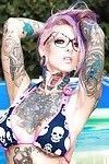 getatoeëerde bikini bekleed Sydnee vicieuze in Bril verspreiding kont :Door: De zwembad