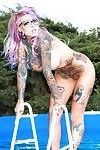 татуированные бикини одетый Сидни порочный в очки распространение Зад :по: В бассейн