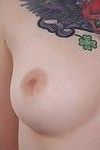 tatuado menina poses Nude