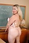 सेक्सी वसा शिक्षक Tawni दिखा रहा है बंद उसके phat गांड में कक्षा