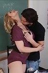 gros seins blonde enseignant Sarah Vandella suce et baise Un student\'s Dur bite
