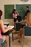 sexy Milf Lehrer fickt ein Männlich student Nach Klasse