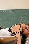 sexy milf insegnante scopa un studente dopo classe