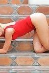 مذهلة شقراء في سن المراهقة شرائح قبالة دبق الأحمر تنورة إلى تشكل عارية على السلالم