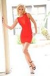 Потрясающий Блондинка подросток Полоски офф цепкий Красный юбка в поза ню на Лестницы