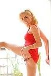 Wspaniały Blondynka nastolatek paski off wytrwały czerwony spódnica w postawa Nagie na Schody