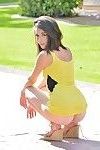 豪華な 幅 ティーン 帯 施 の 彼女の 黄色 ドレス に 公開