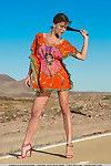 Uzun bacaklı solo Kız Caprice bir sıyırma Çıplak açık havada Üzerinde sokak