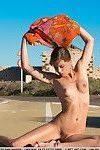 Leggy solo menina Caprice um descascar nu ao ar livre no Rua