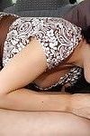 Impresionante latina chick en de lujo Vestido da Un adecuado mamada en el Coche