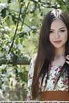 euro Babe Li Maan verspreiding geschoren tiener kut voor outdoor Glam foto ' s