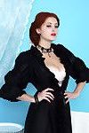 redhead Schoonheid Lucy vixen Strips Van haar dressing jurk en vintage lingerie