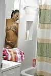 ebano Adrian Maya spogliarsi e l'assunzione di doccia in voyeur Scena