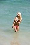 समुद्र तट कामुक दर्शक जासूस गीला सुनहरे बालों वाली बेब उमा जोली और उसके phat गांड में बिकिनी