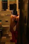 隐藏 摄像机 电影 短 头发的 女孩 得到 穿着 后 服 浴缸