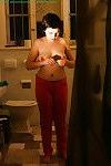 verborgen camera FILMS Korte haren meisje het krijgen van gekleed na het nemen van bad