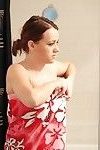 Alisa Ford is uitkleden in haar bad en spelen met jan-van-genten