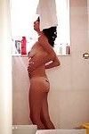 Allettante latina Ragazza ottiene catturato su voyeur Video pissing e l'assunzione di doccia