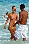 Candide Plage les adolescents Topless bénéficiant d' l' Soleil Topless bain de soleil