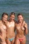 Szczery plaża nastolatki topless Ciesząc się w słońce topless opalać