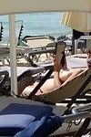 Franco Playa los adolescentes Topless disfrutando de el sol Topless tomar el sol