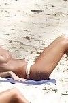 Candid Strand teens Topless genießen die Sonne Topless Sonnenbaden