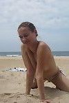 Szczery plaża nastolatki topless Ciesząc się w słońce topless opalać