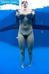 Euro Babe Valory Irene Joue Avec en érection mamelons et gros Seins sous-marin