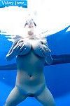 евро Детка Valory Ирен Играет с прямостоячие соски и Большой сиськи Подводный