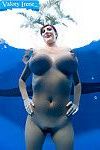 Euro babe Valory Irene plays with erect nipples and big boobs underwater