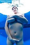 euro Babe Valory Irene Speelt met Erect tepels en groot Tieten onderwater