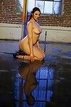 Tentant brunette Babe Ava Rose effectue humide et torride posant Scène