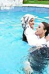 Nikky Thorne tem alguns molhado totalmente Vestido piscina diversão com herfriend