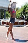 piernas largas Adolescente Babe Kylie quinn tiras off Pantalones cortos y Bikini al aire libre :Por: Piscina