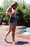 长腿 青少年 贝贝 凯莉凯莉 奎恩 条 关闭 短裤 和 比基尼 户外活动 通过 游泳池