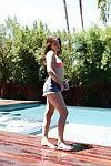 Langbenige tiener Babe Kylie Quinn Strips uit Korte broek en bikini buiten :Door: zwembad