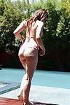 Langbenige tiener Babe Kylie Quinn Strips uit Korte broek en bikini buiten :Door: zwembad