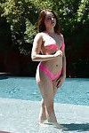 Длинноногая подросток Детка Кайли Куинн Полоски офф шорты и бикини на открытом воздухе :по: бассейн