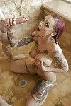 Caliente pelirroja Anna Bell Picos Mostrando off tatuajes y grande Tetas en ducha