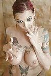 gorąca rudzielec Anna Dzwon szczyty Pokazując off tatuaż i duży cycki w prysznic