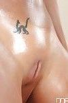 युवा नग्न लड़की Melena मारिया प्रदर्शित teenie स्तन और गंजा योनी में स्नान