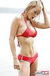 Blond model slips op haar sexy bikini en Zon baadt op De Strand