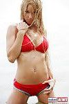 Blondynka model pomija na jej sexy Bikini i słońce kąpie na w plaża